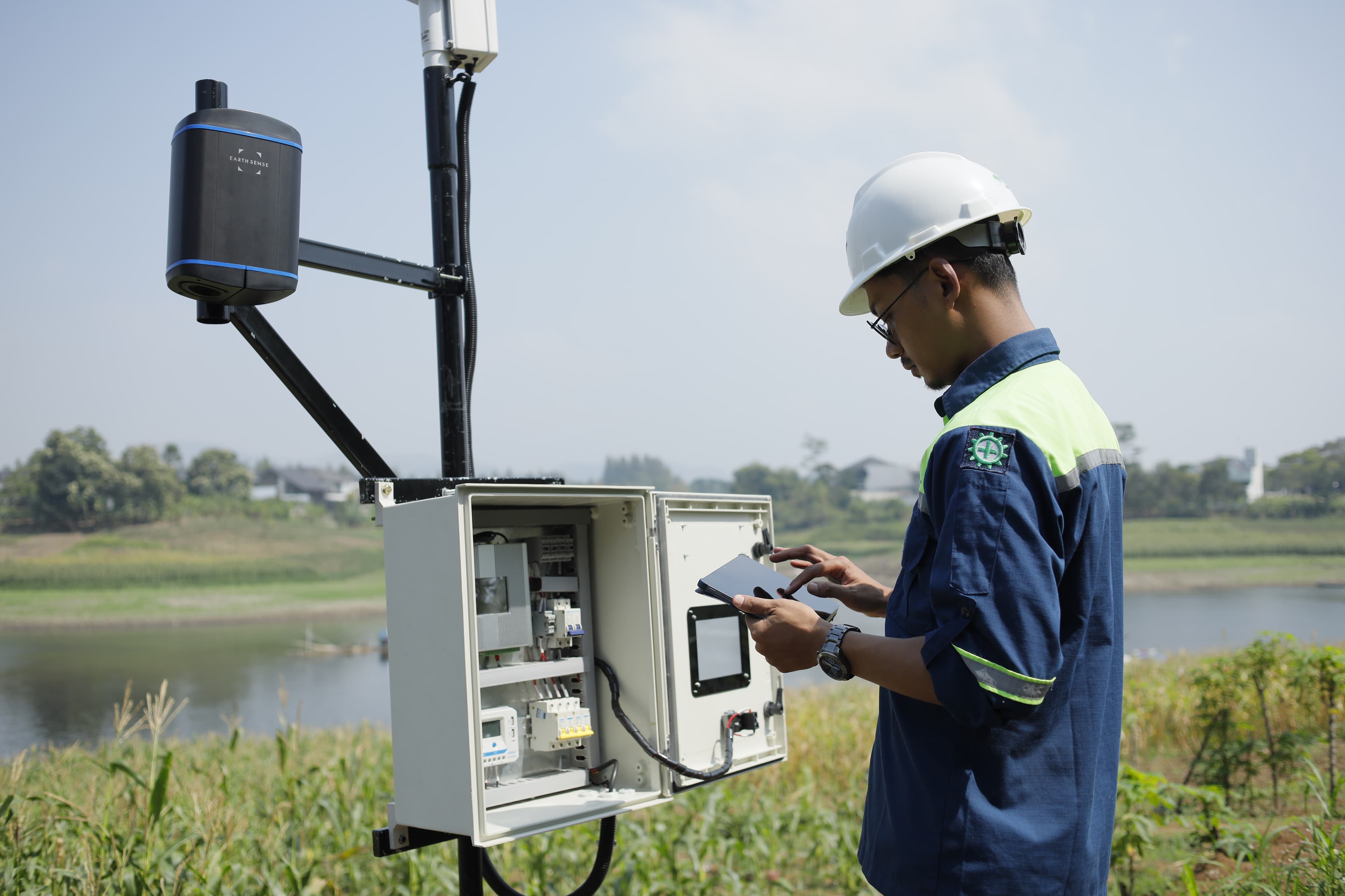 Worker monitoring environmental data