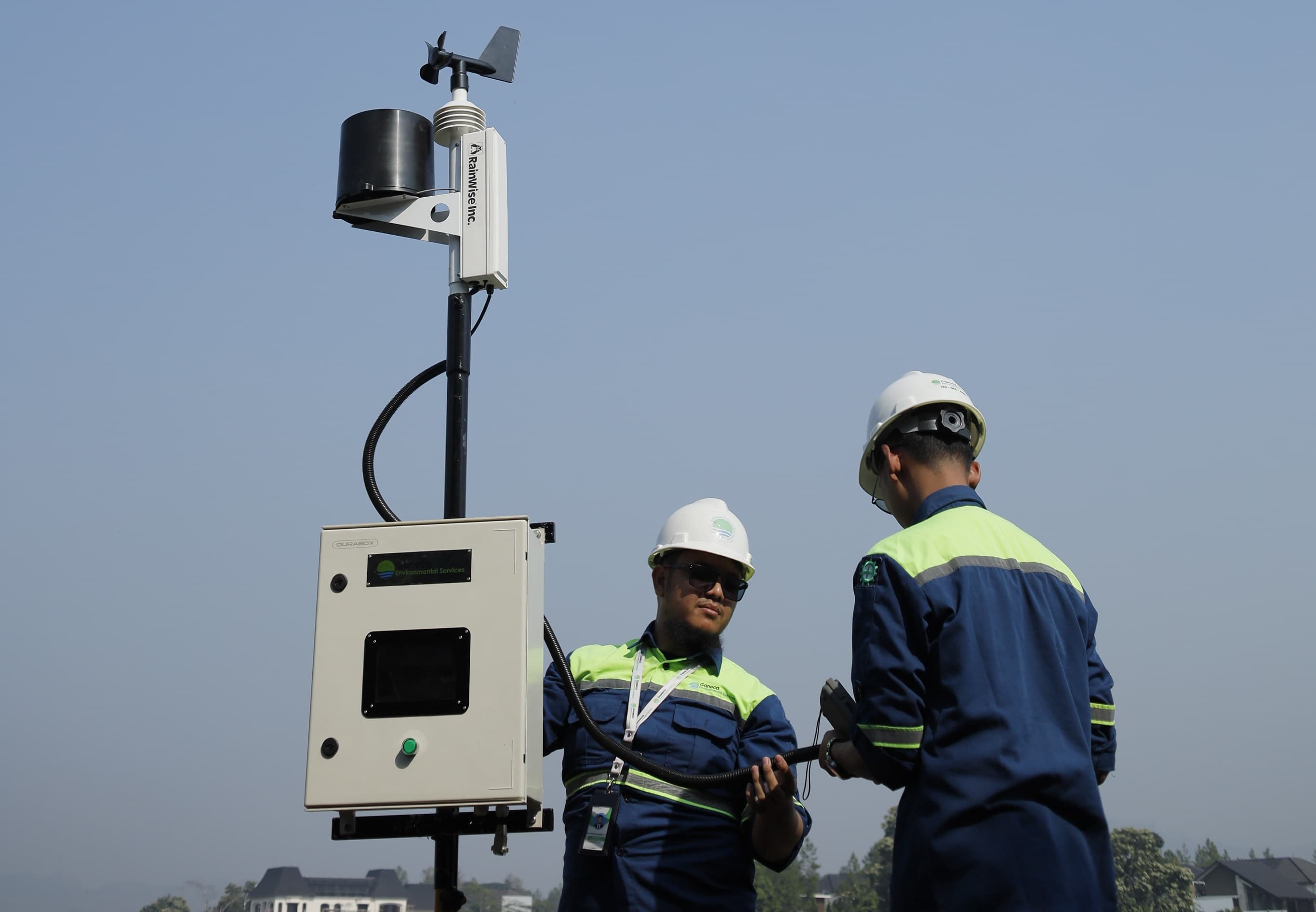Worker monitoring environmental data